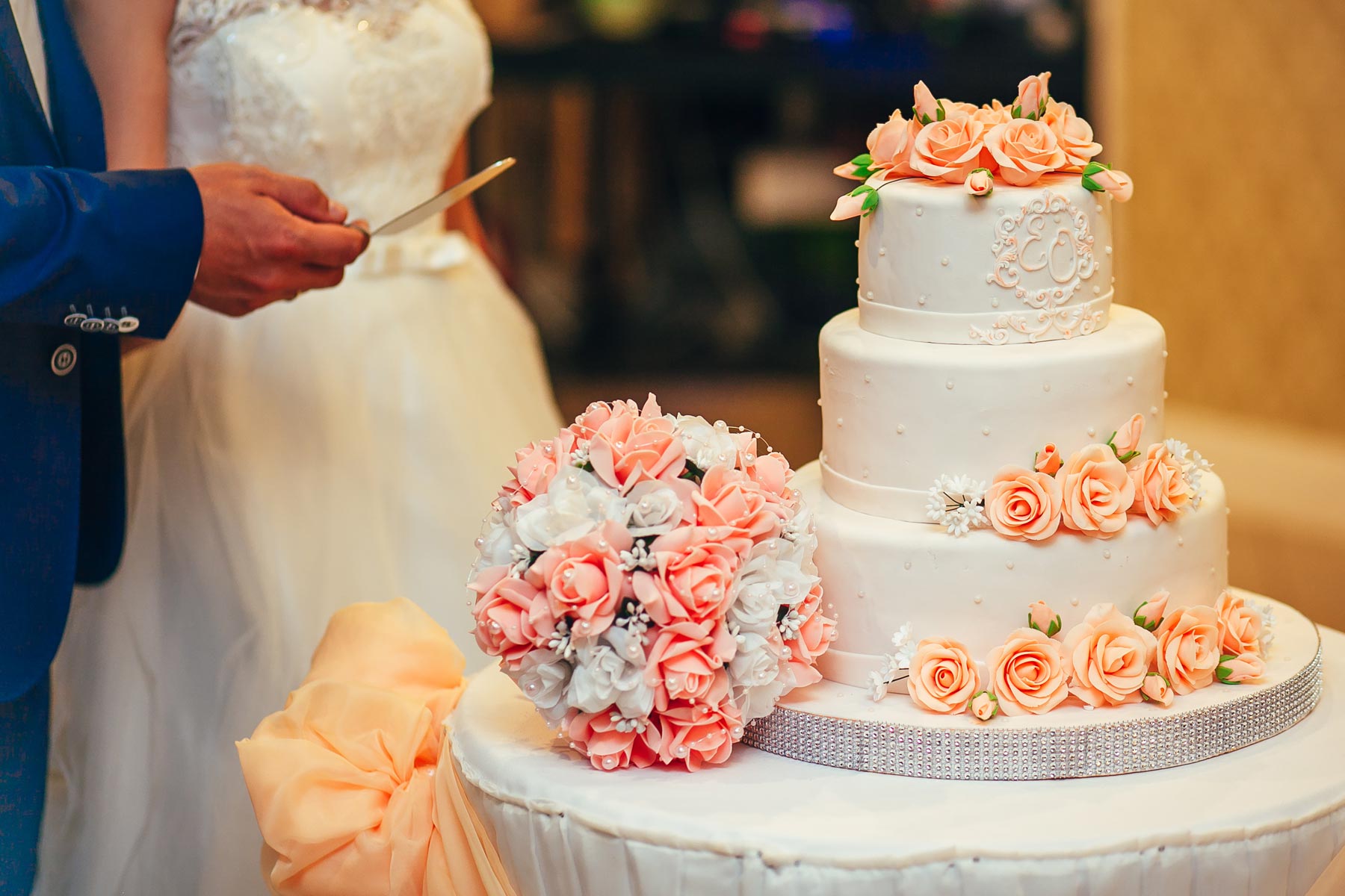 How much should you spend on a wedding cake?
