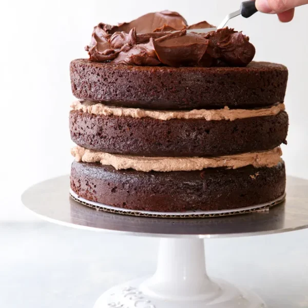 What holds a tiered cake together?