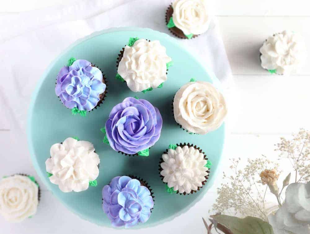 How to decorate a simple cupcake?